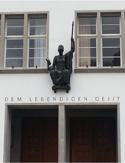 Eingang der neuen Universität in der Heidelberger Altstadt.